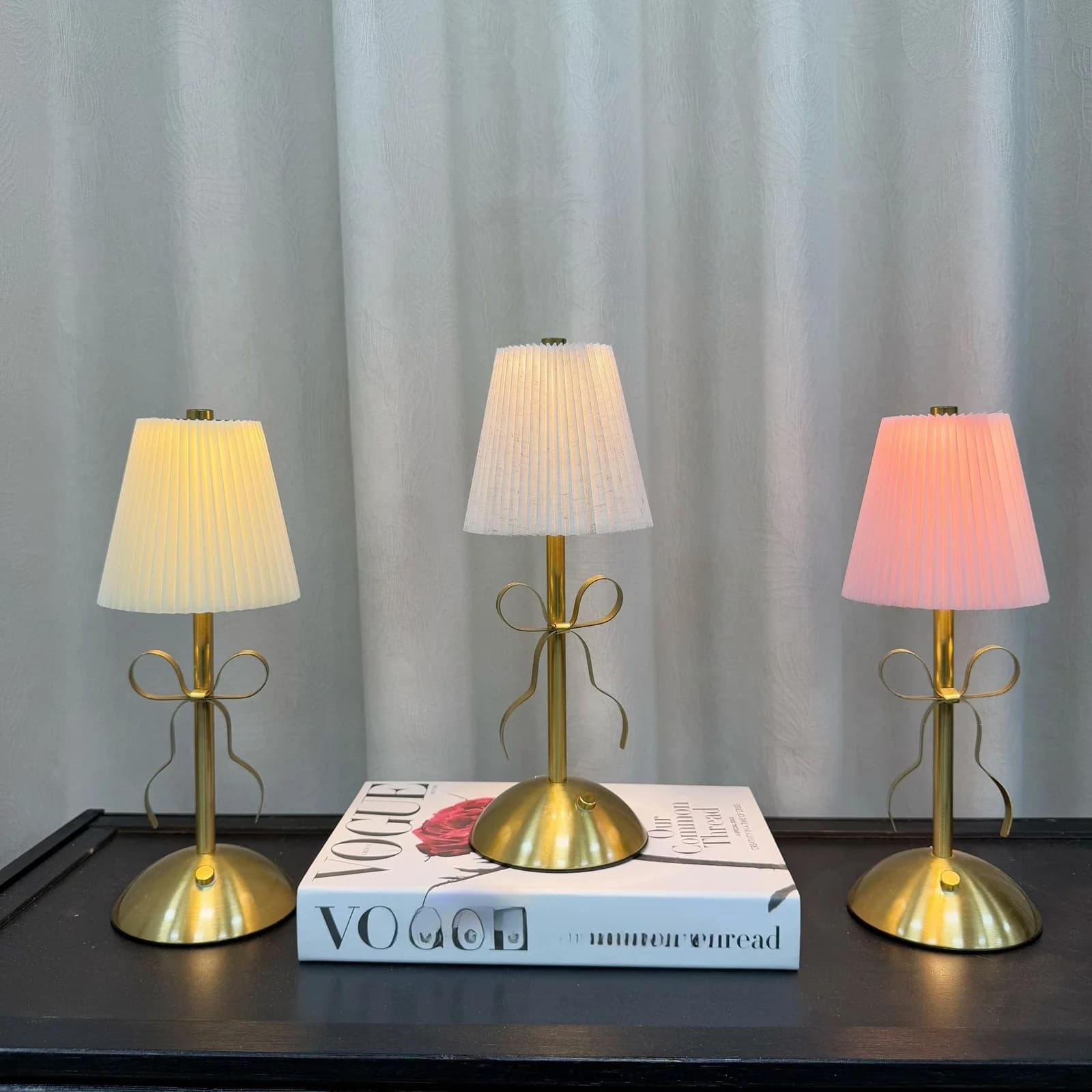 Lampă de birou LED reîncărcabilă cu abajur din textil și fundiță decorativă
