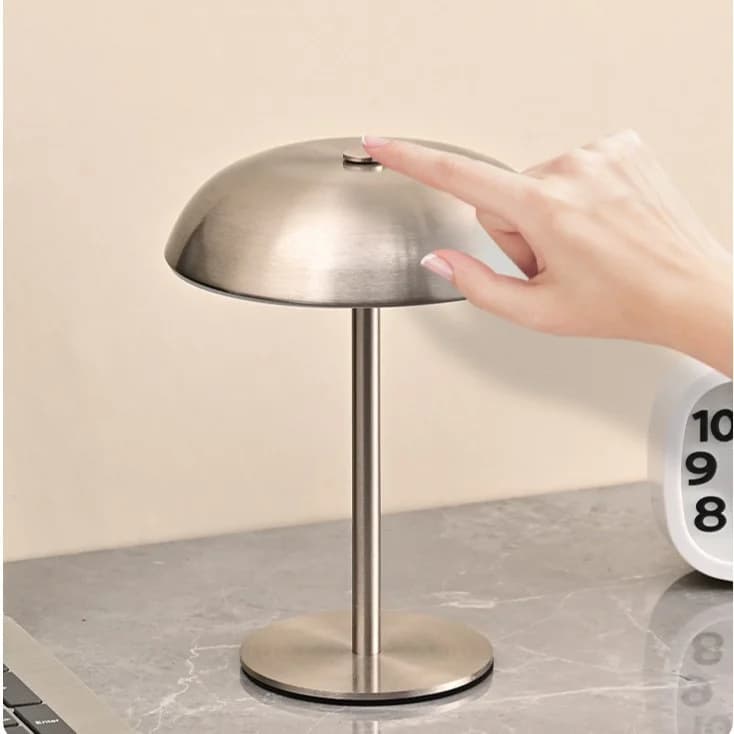 Lampă de masă metalică în formă de ciupercă, cu acumulator și control tactil