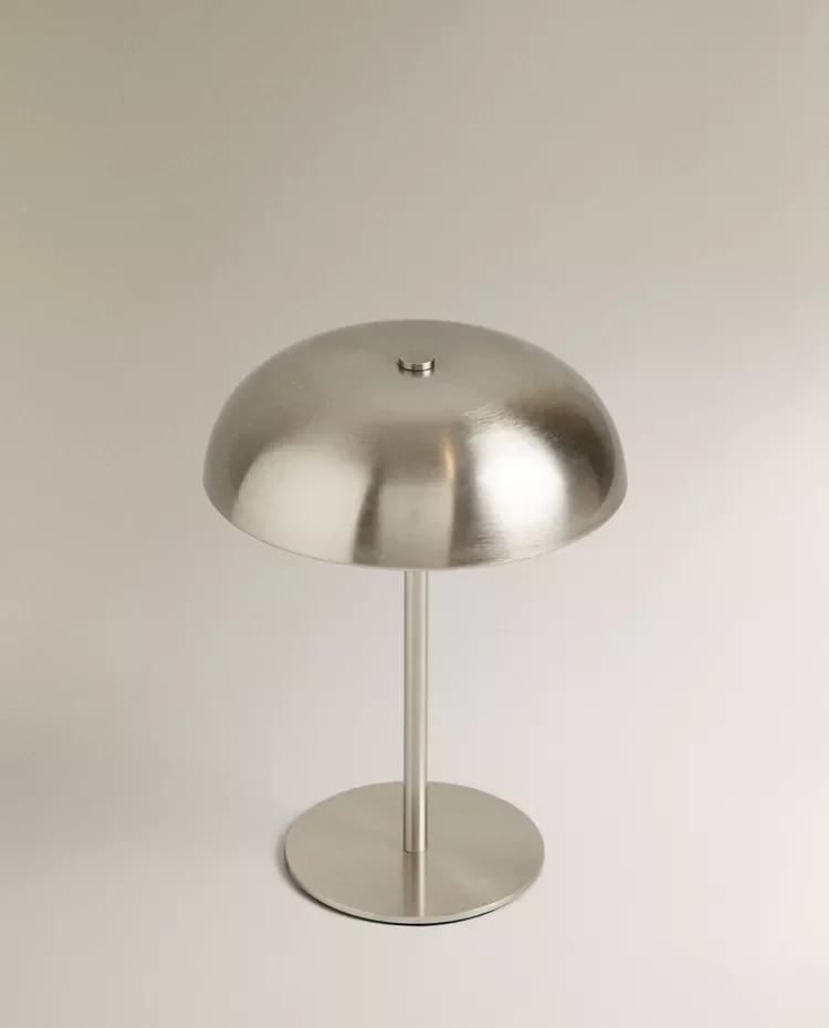 Lampă de masă metalică în formă de ciupercă, cu acumulator și control tactil