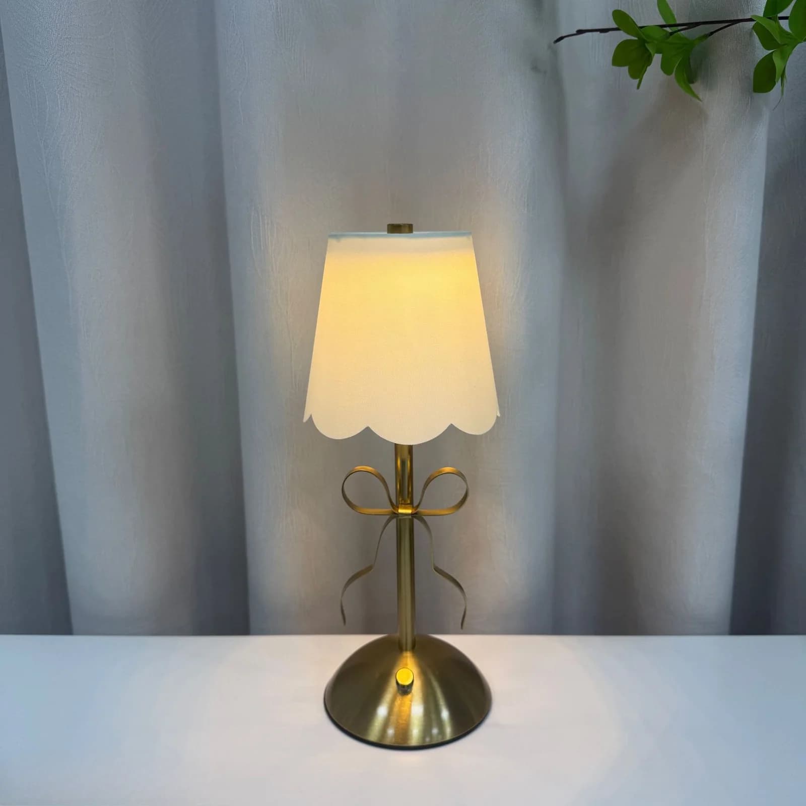 Lampă de masă cu fundiță aurie, acumulator și abajur textil